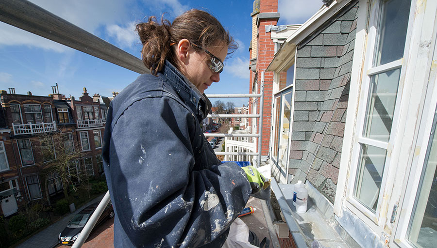 Schilderen en repareren kozijnen van dakkapel